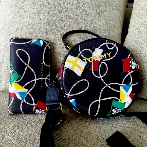 Tommy Hilfiger matching round crossbody bag and long wallet - Picture 9 of 12
